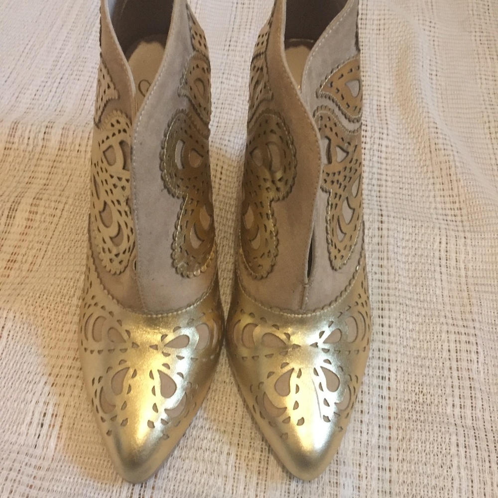 June By June Ambrose Gold Wedges - Picture 2 of 7